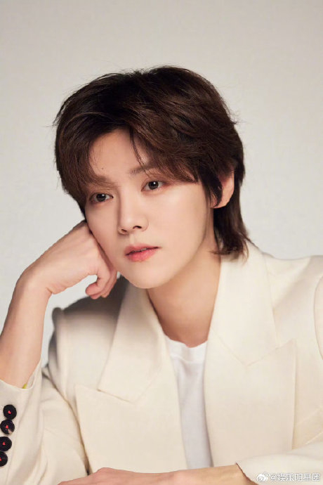 鹿晗工作室发的侧拍,感觉脸有点奇怪啊,发型问题吗|鹿晗_新浪新闻