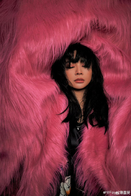 詹雯婷被起诉涉嫌诬告案再度开庭,詹雯婷在众人簇拥下现身法院|詹雯婷