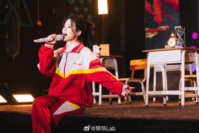 校服是多少人青春的纪念 @陈卓璇 穿着母校贵阳一中的校服演唱 《想哭