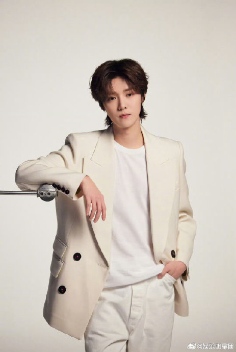 鹿晗工作室发的侧拍,感觉脸有点奇怪啊,发型问题吗|鹿晗_新浪新闻
