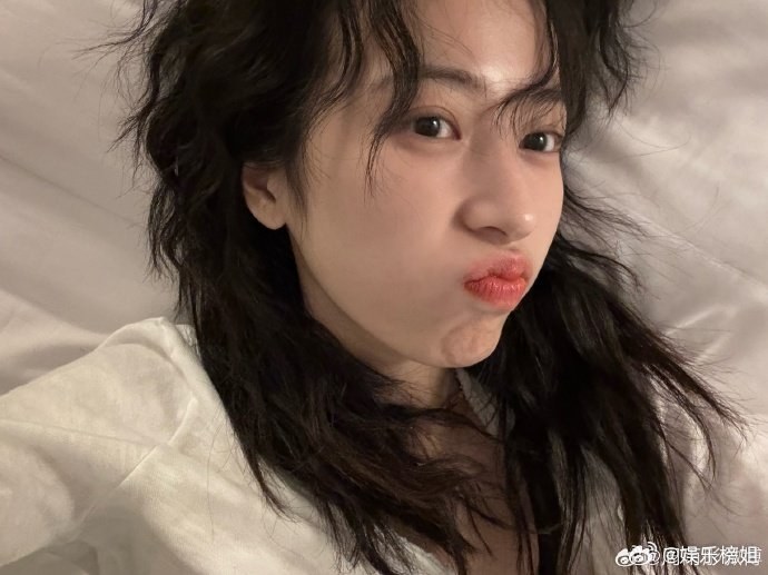 嘟嘴是想要我亲亲吗|周雨彤|嘟嘴_新浪新闻