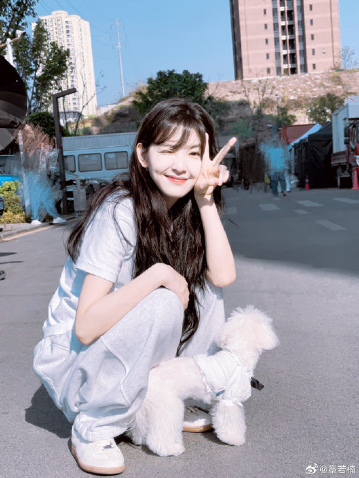 抛开颜值不谈,谁知道章若楠这组照片又阳光又清透的色调是怎么调的?