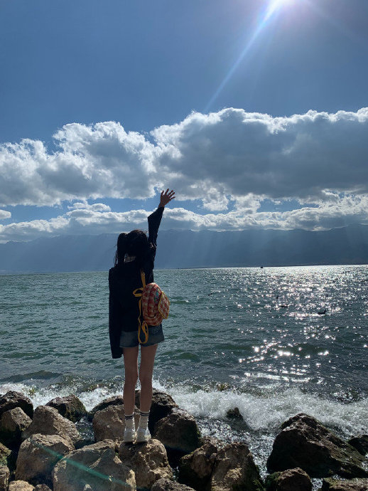 在丁达尔效应的光照下,女明星白鹿展现出迷人的海景背影