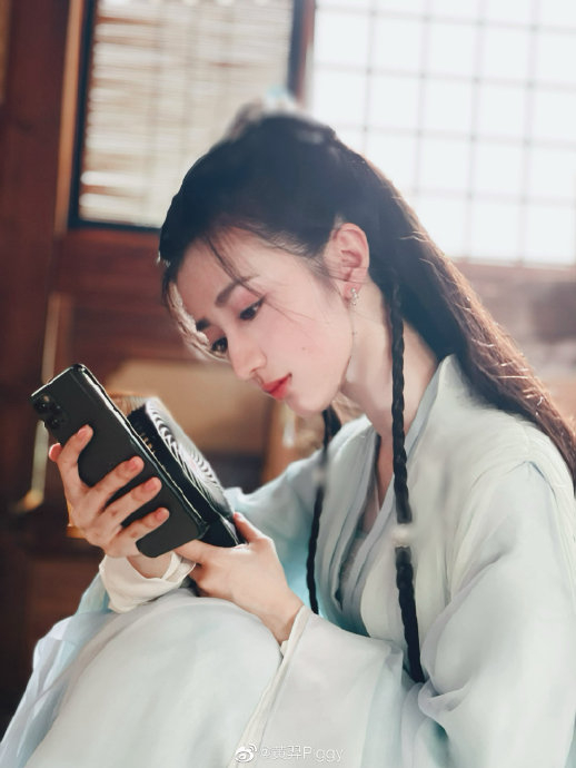 《与凤行》中小荷/景惜的饰演者名叫黄羿,97年生…|与凤行|黄羿|饰演者_新浪新闻