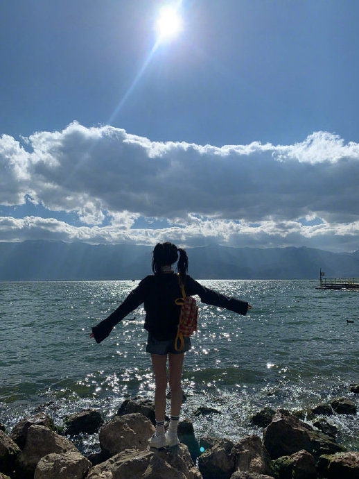 女明星白鹿亲历丁达尔效应,超唯美双马尾背影照惊艳众人!