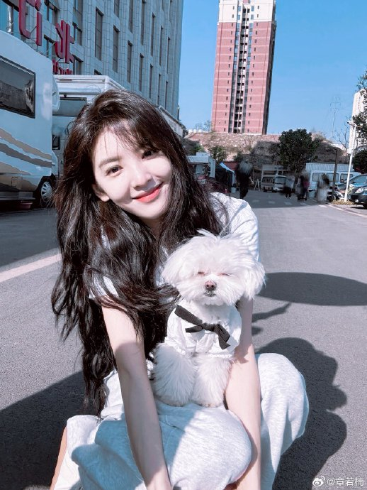 抛开颜值不谈,谁知道章若楠这组照片又阳光又清透的色调是怎么调的?!|