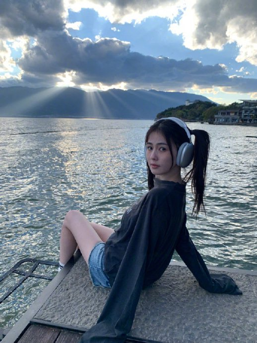 女明星白鹿亲历丁达尔效应,超唯美双马尾背影照惊艳众人!