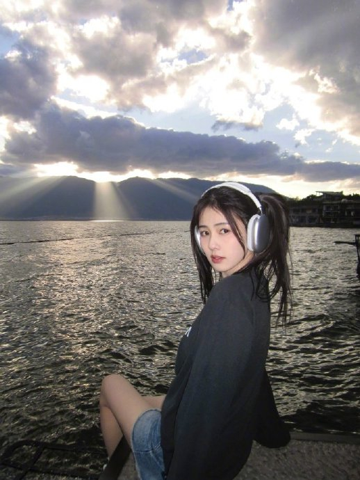 女明星白鹿亲历丁达尔效应超唯美双马尾背影照惊艳众人