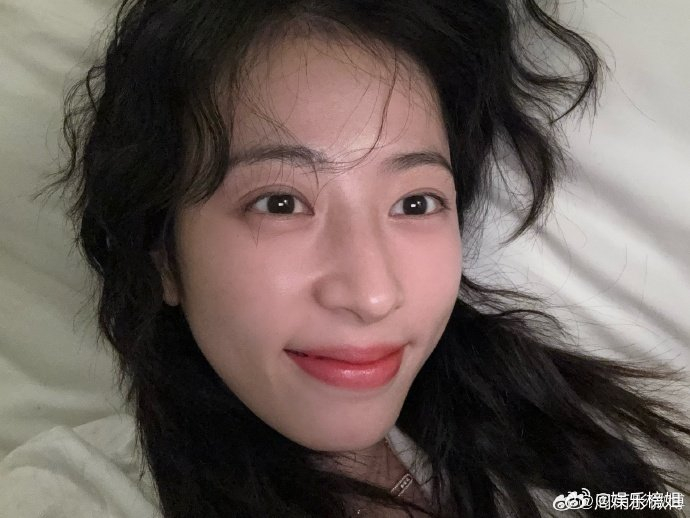 嘟嘴是想要我亲亲吗|周雨彤|嘟嘴_新浪新闻