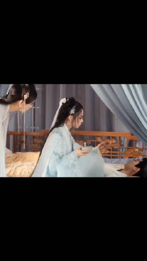 终于有编剧吐槽嘴对嘴喂药了网剧执笔女主直接吐槽你拿勺子喂不进去拿