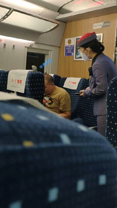 乘坐高铁脱鞋乘务员多次劝说无果好奇这类人咋就这么爱在公共场合脱鞋