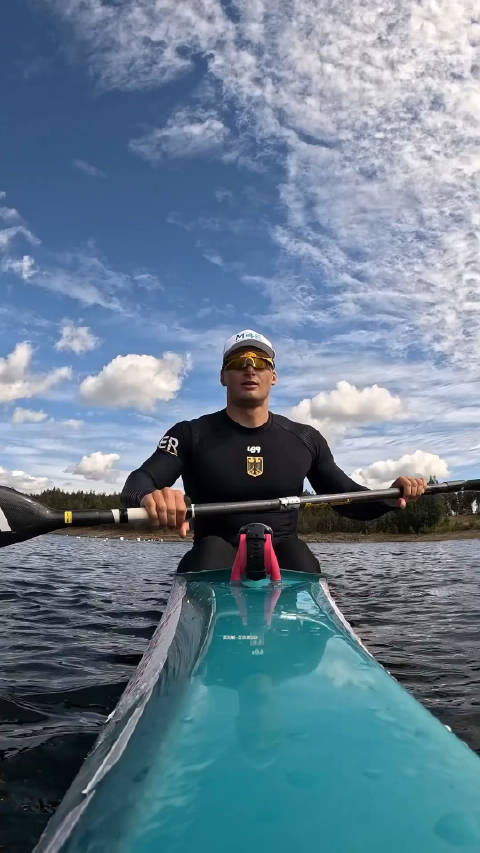 男子单人皮艇启航