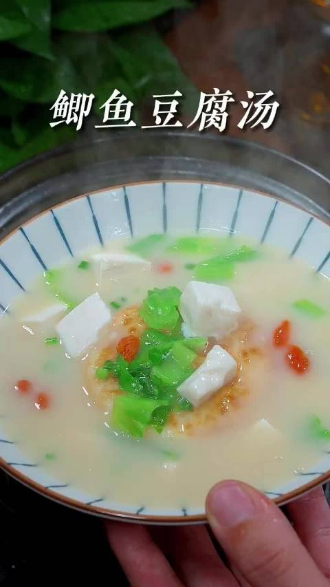 很多姐妹都知道鲫鱼汤好可是在家总是做不好今天这个做法简单又详细