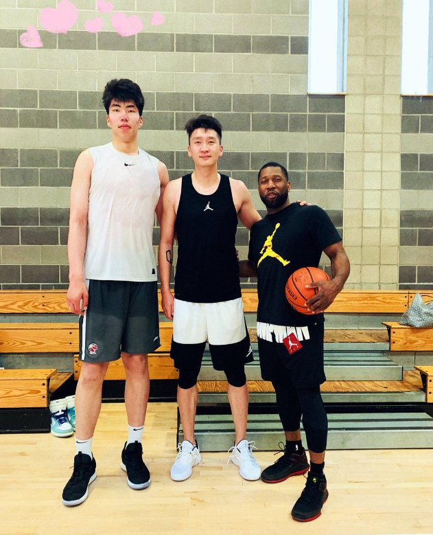 2米21国家队中锋将赴欧试训,对比周琦躺平引发争论|周琦|中锋|命中率