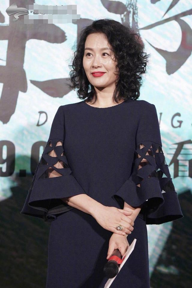 邬君梅烫了泡面头减龄10岁,穿深蓝裙配红唇亮相,完全没有大妈味