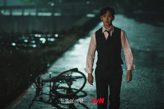 在雨中骑车找老婆的男主。