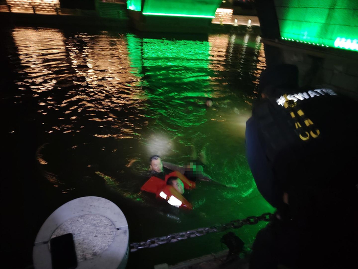 因治病费用与家人起冲突18岁女子跳河轻生3名辅警下水合力救起