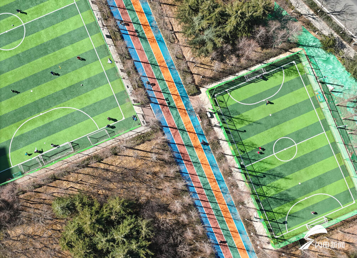 春日里的青岛体育公园市民尽享运动乐趣