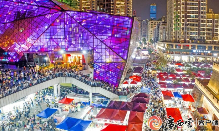 资料图：柳州市风情港民生夜市里人潮涌动。黎寒池 摄