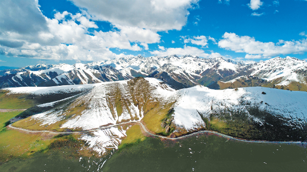 独库公路风景。（新疆交投集团融媒体中心供图）