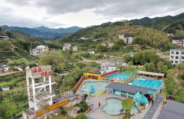 采风团入住在遂川县汤湖镇的汤湖温泉度假村.