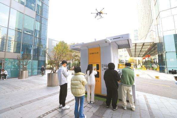             上海用户在凯德·国正中心等候取餐。          