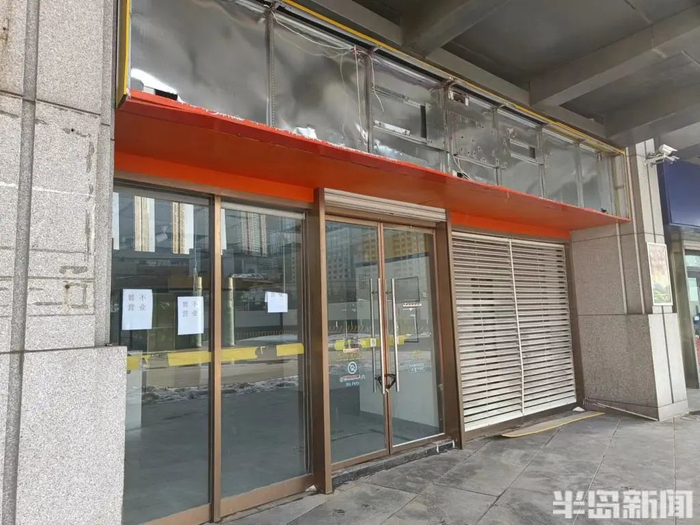 香港中路附近，一家便利蜂门店招牌已拆除。