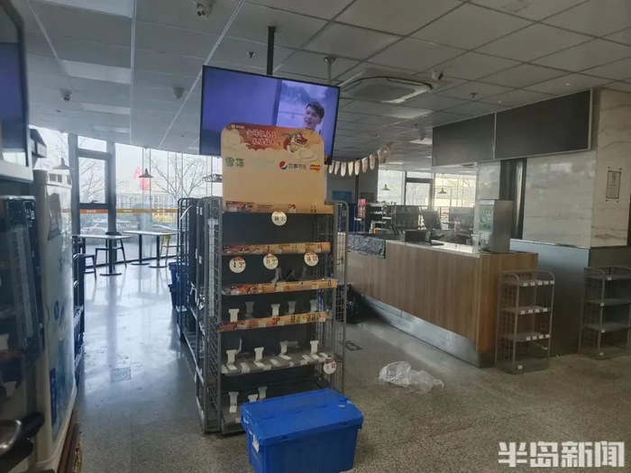 2月27日，中联自由港湾大厦一楼，便利蜂门店大门紧闭，店内空无一人。