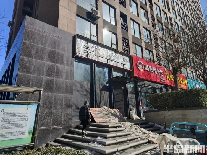 2月27日，市北区昆山路，一家便利蜂门店已撤离，店里正在装修。
