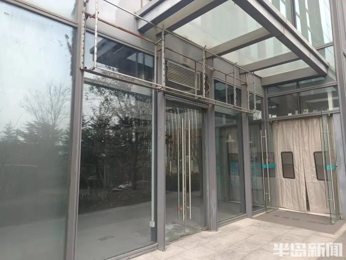 3月22日，崂山区株洲路，便利蜂创智谷店已人去店空。