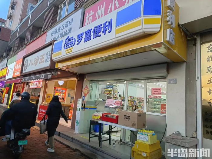 青岛街头便利店众多，市场竞争日趋激烈。