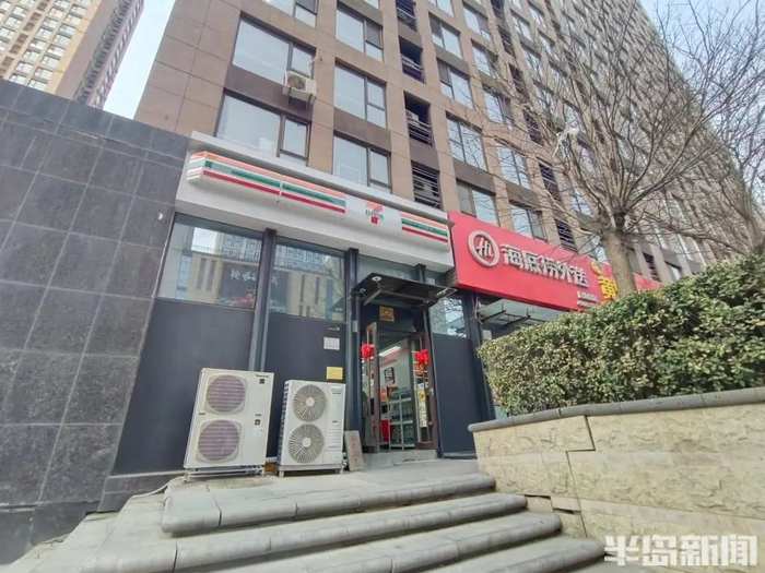 3月22日，市北区昆山路，昔日的便利蜂门店已变身为7-11便利店。