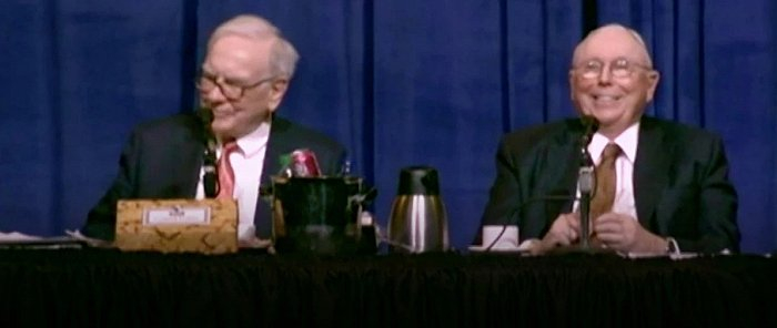 巴菲特讲完笑话后的两人；图片来源：CBNC视频截图