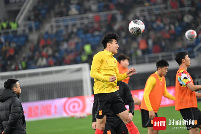 国足对阵新加坡 赛前热身苦练头球丨图集|国足|头球|新加坡_新浪新闻