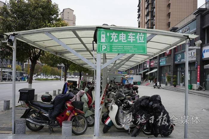 多个小区存在这一安全隐患|电动自行车|消防|充电桩_新浪新闻