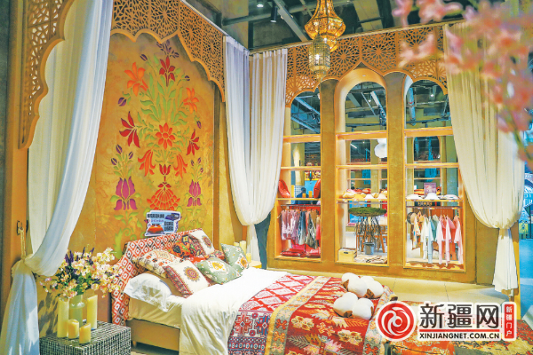 3月25日，盐湖服务区“达坂城姑娘特色农产品展示中心”的棉品展示区。（全媒体记者米热扎提·木塔力甫摄）