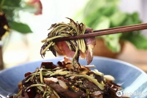春季香椿炒腊肉香味扑鼻特别下饭