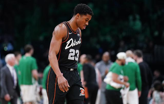 疯狂打铁艾维14中2三分6中1拿9分4板3助