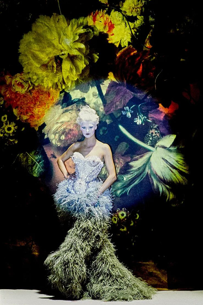 都2024了,谁会被华丽丽的穿搭击中啊?|设计师|穿搭_新浪新闻