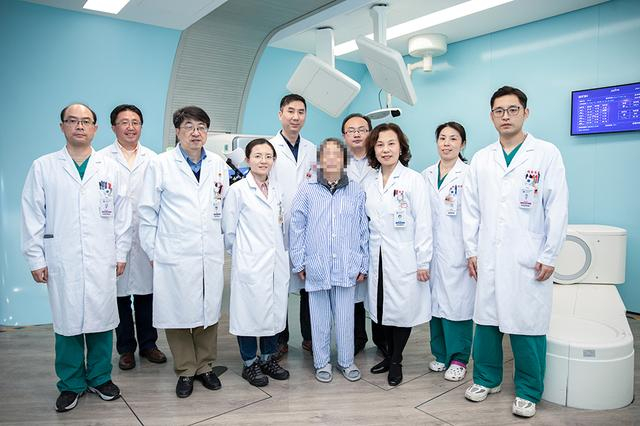 3月26日，国产首台质子治疗系统临床治疗患者突破100例，第100例患者陈阿姨与医务人员、治疗师合影。 瑞金医院 供图