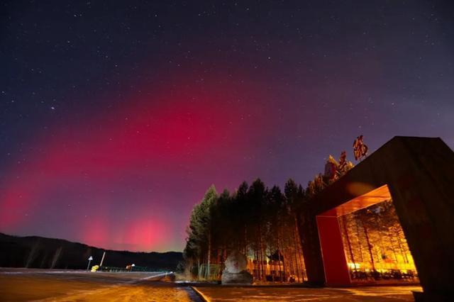 61 在300公里以上,极光以浅红色为主;61 200~300公里以深红色为主