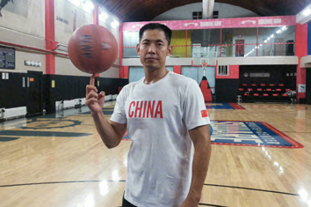 男篮名宿张庆鹏,43岁转型成功,1米76妻子很漂亮,仍未生育