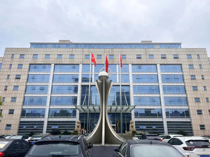 江苏化工巨头,跃上千亿|东方盛虹|缪汉根|光伏_新浪新闻