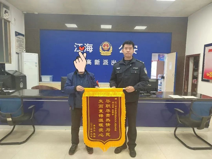 其刚接了个订单将顾客送到江海区外海街道中东村一超市后,发现自己的