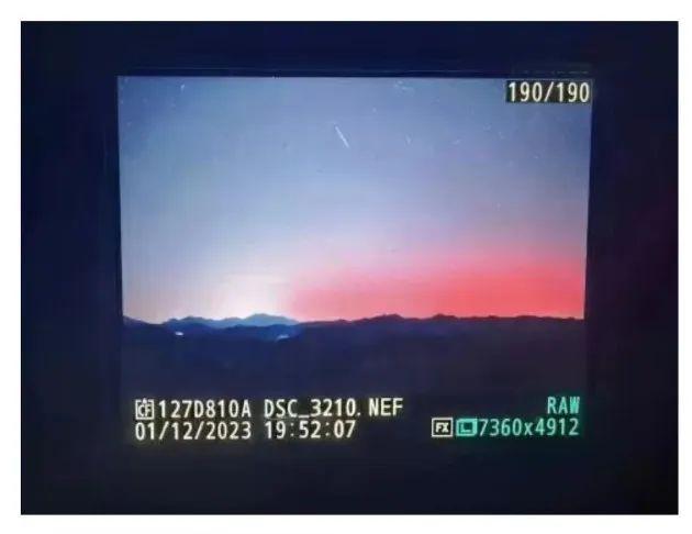 去年12月1日网友拍摄到的北京极光
。图片来源于微博