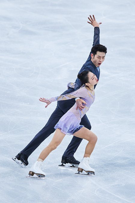     当地时间3月20日，加拿大蒙特利尔，2024蒙特利尔花滑世锦赛，中国选手彭程/王磊在双人滑短节目比赛中。视觉中国供图