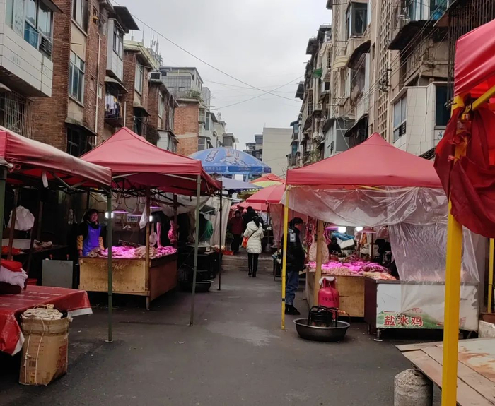 如何便民不扰民街道办为马鞍巷游摊小贩选址融媒问政