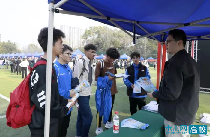 成都体育学院举办2024届毕业生春季大型双选会