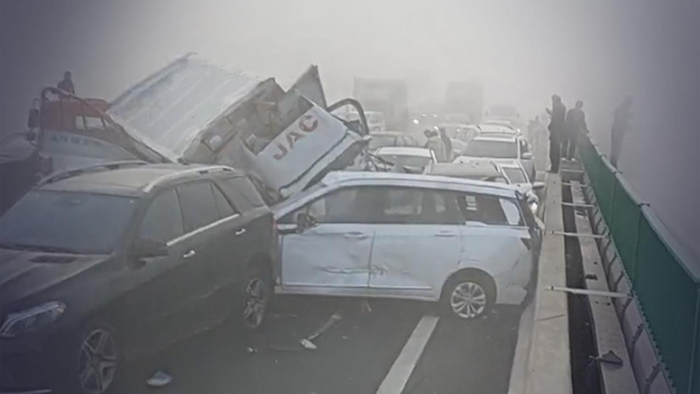 山东一高速突发多车相撞事故:有人被困车内喊"救命"