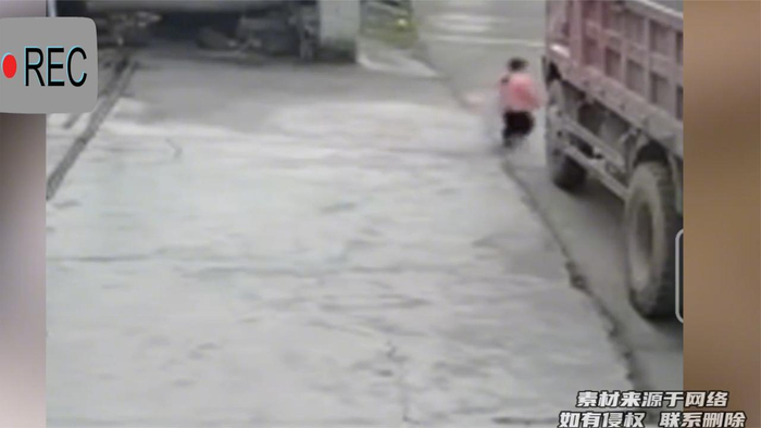 小孩在家门口被大货车碾压被发现后已无法正常站立